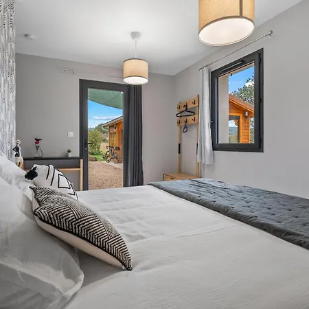 Guest house Les Loges De Perelle 3*