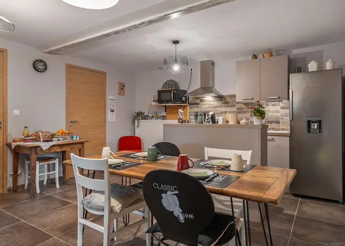 Les Loges De Perelle 게스트하우스 3*